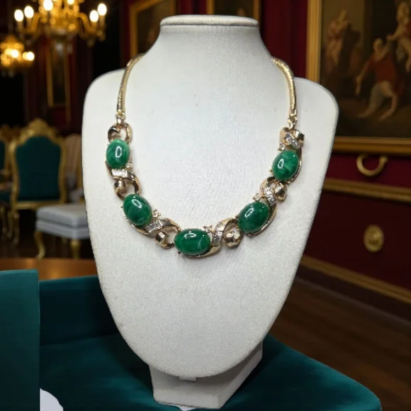 TRIFARI Vintage Emerald Glass Cabochon Crystal Gold Necklace - Picture 2 of 5